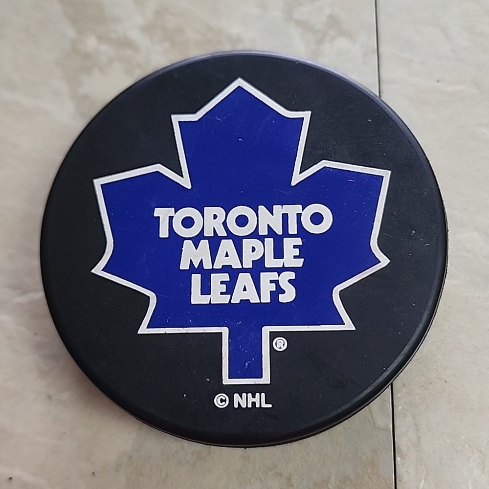 Toronto Maple Leafs retro NHL hockey puck